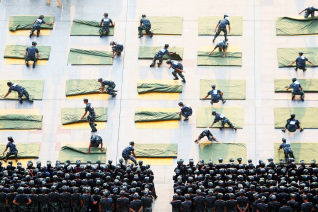 Universitários participam de treinamento militar na cidade de Hengyang, na China - 08/09/2016