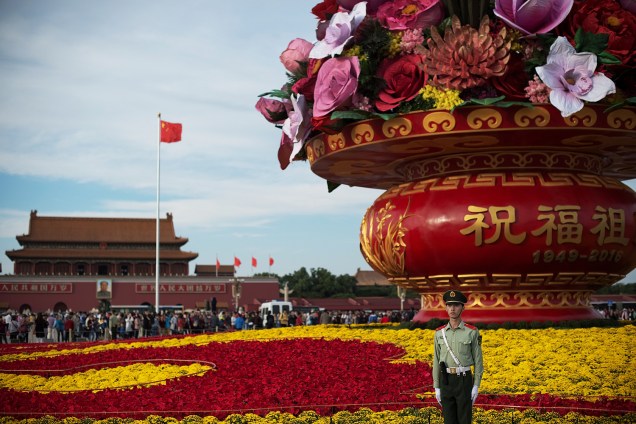 O vaso gigante está exposto na Praça da Paz Celestial, em Pequim como preparativos para o Dia Nacional da China é celebrado anualmente em 1º de outubro - 27-09-2016