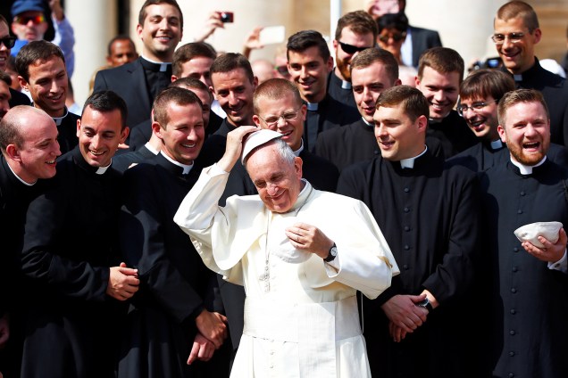 Papa Francisco coloca solidéu na cabeça próximo a um grupo de sacerdotes, em audiência semanal realizada na Praça de São Pedro, no Vaticano - 28/09/2016