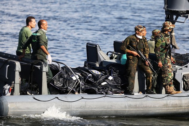 Barco militar leva corpos de vítimas do naufrágio de um barco que levava centenas de migrantes e afundou na costa do Egito em Al-Beheira. Dezenas de pessoas continuam desaparecidas - 22-09-2016