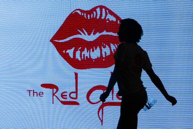 Modelo apresenta lingerie durante a feira erótica ÍNTIMI expo, em São Paulo