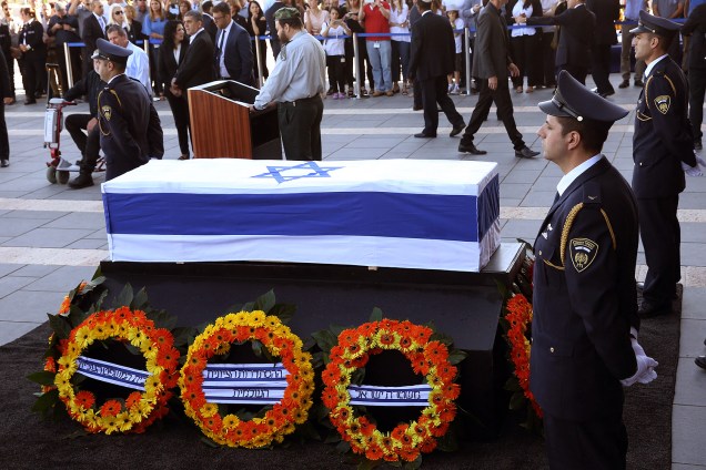 O caixão de Shimon Peres coberto com a bandeira de Israel na Esplanada da Knesset (Parlamento) - 29-09-2016