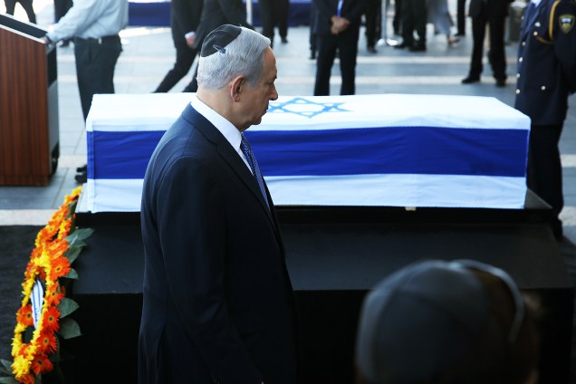 Primeiro-ministro de Israel, Benjamin Netanyahu, passa pelo caixão do ex-presidente israelense Shimon Peres, no Parlamento, em Jerusalém - 29-09-2016