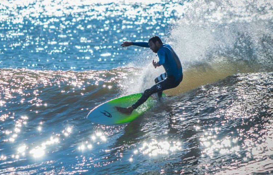 O surfista brasileiro Jihad Khodr
