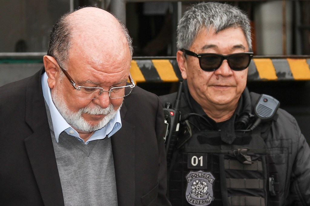 Léo Pinheiro, executivo da OAS, é conduzido pela Polícia Federal durante operação Greenfield e faz exame de corpo delito no IML de Curitiba