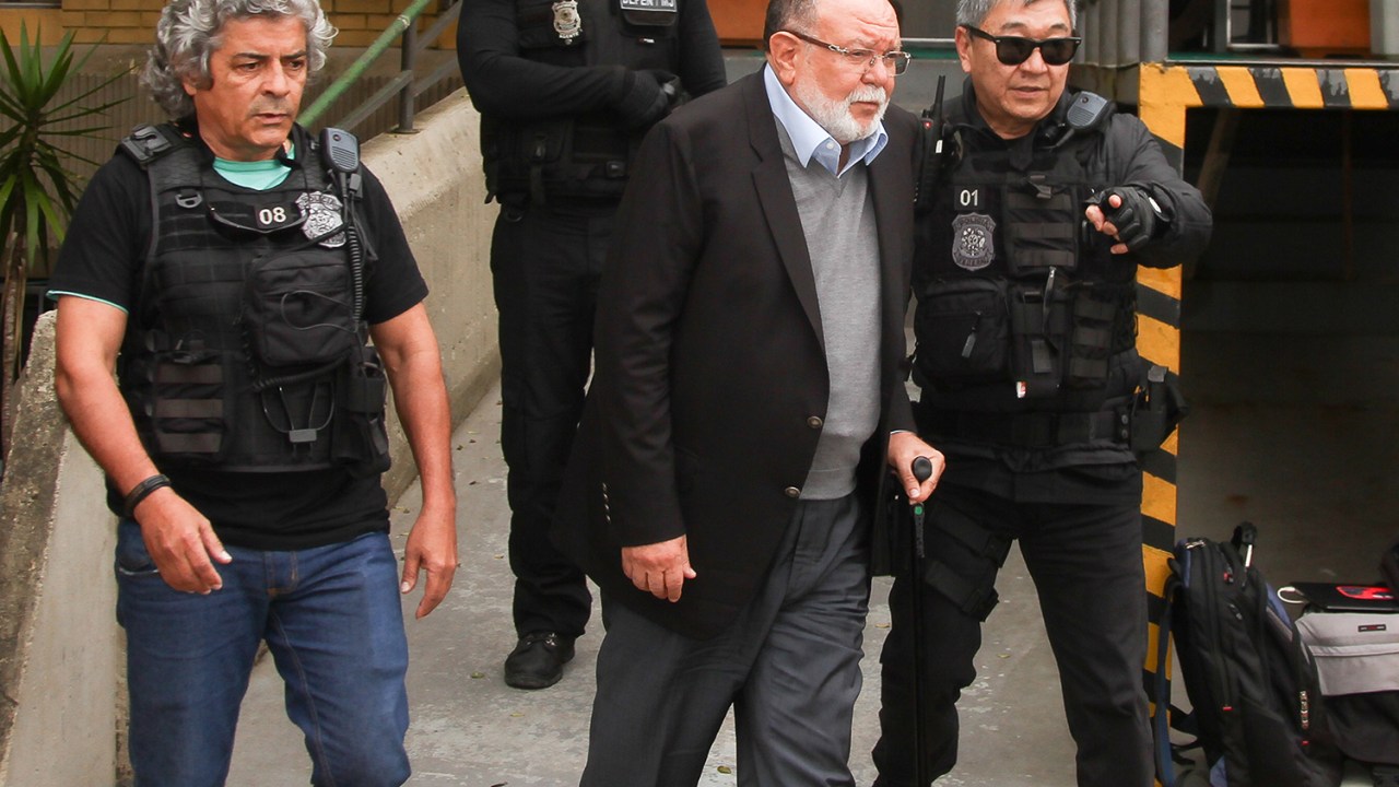 Léo Pinheiro, executivo da OAS, é conduzido pela Polícia Federal durante operação Greenfield e faz exame de corpo delito no IML de Curitiba