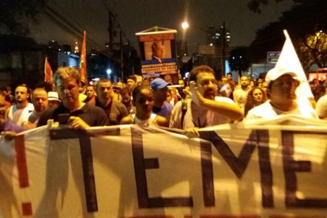 O deputado Lindbergh Farias (PT) e o ativista Guilherme Boulos, durante protesto contra o presidente Michel Temer, em São Paulo