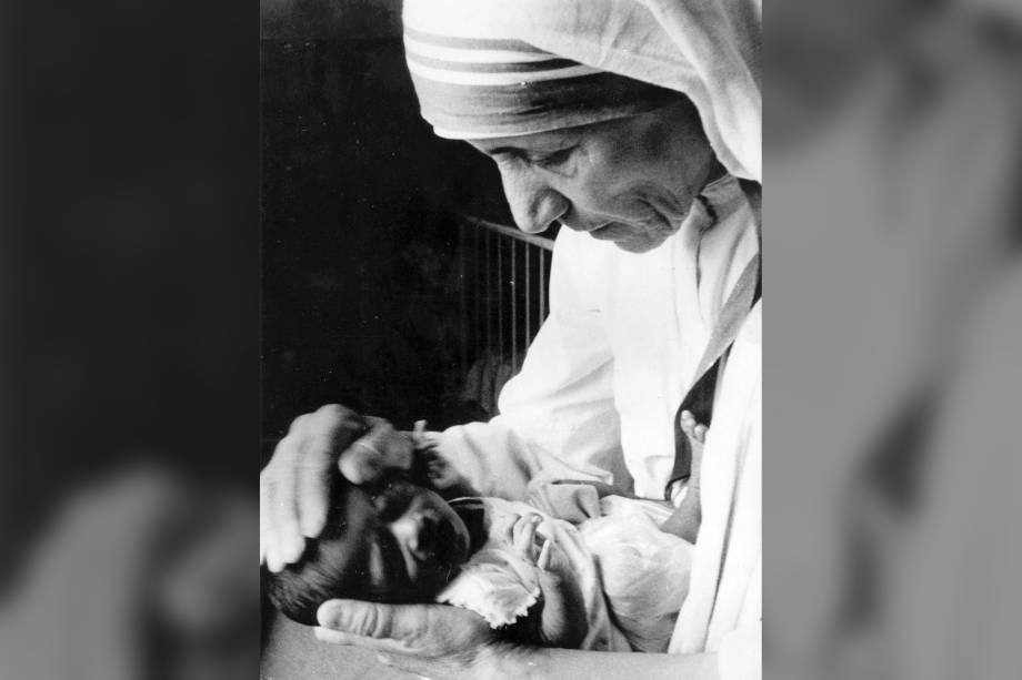 Madre Teresa de Calcutá abençoa bebê - 1971