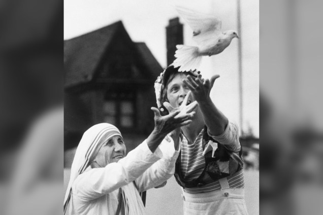 Madre Teresa de Calcutá solta uma pomba representando a paz, no Varsity Stadium, em Toronto, no Canadá - 27/06/1982
