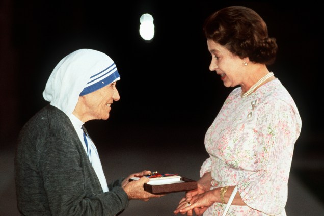 A rainha Elizabeth II recebe de Madre Teresa de Calcutá, placa de Ordem ao Mérito, no Palácio Presidencial, em Delhi, na Índia - 24/11/1983