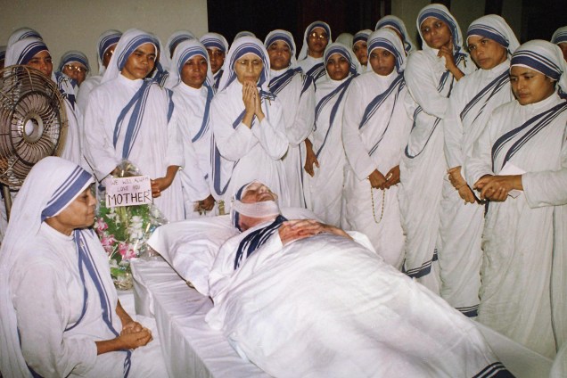 Madre Teresa de Calcutá é velada por freiras - 06/09/1997