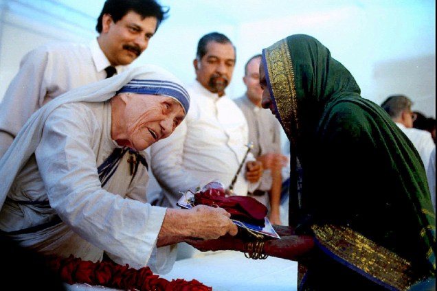 Madre Teresa de Calcutá durante evento em Latur, na Índia - 26/09/1994