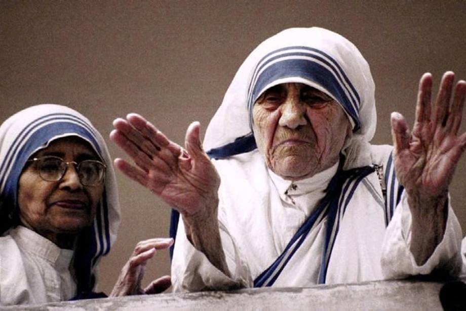 Madre Teresa de Calcutá abençoa repórteres e fotógrafos durante evento