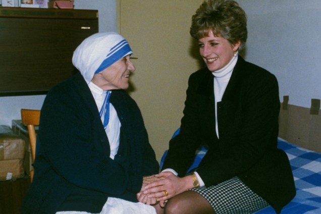 Princesa Diana cumprimenta Madre Teresa de Calcutá durante encontro - 19/02/1992