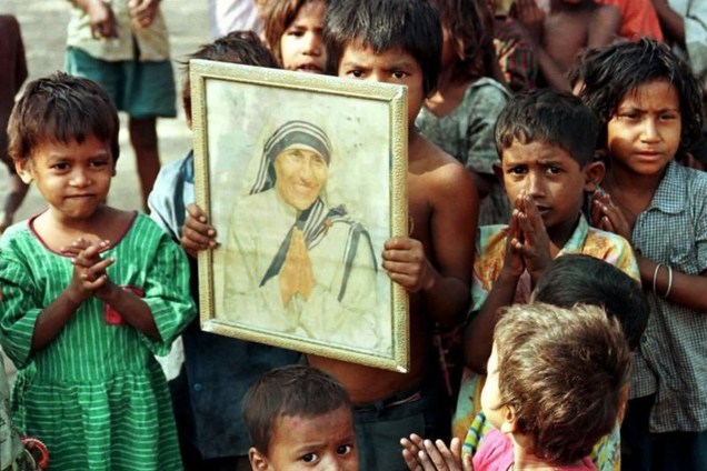 Criança indiana segura retrato de Madre Teresa de Calcutá - 28/11/1996