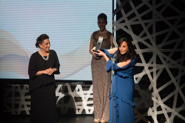 Fernanda Chamma recebe de Totia Meirelles o prêmio de Melhor Coreografia por Antes Tarde do Que Nunca (Foto: Natália Luz)