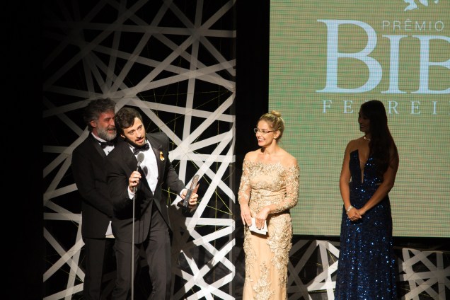 Bianca Rinaldi e Leopoldo Pacheco entregaram o prêmio de Melhor Ator Coadjuvante para Patrick Amstalden, de O Musical Mamonas (Foto: Natália Luz)