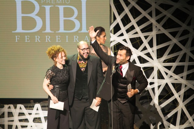 Tiago Abravanel entregou o prêmio de Melhor Ator para o colega de elenco, Leandro Luna (Foto: Natália Luz)