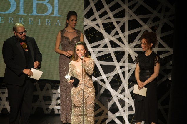 Fabi Bang recebeu a estatueta de melhor atriz pela personagem Glinda, de Wicked (Foto: Natália Luz)