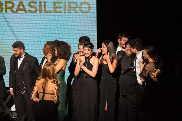 Elenco de Gabriela - Um Musical comemora a estátua de Melhor Musical Brasileiro (Foto: Natália Luz)