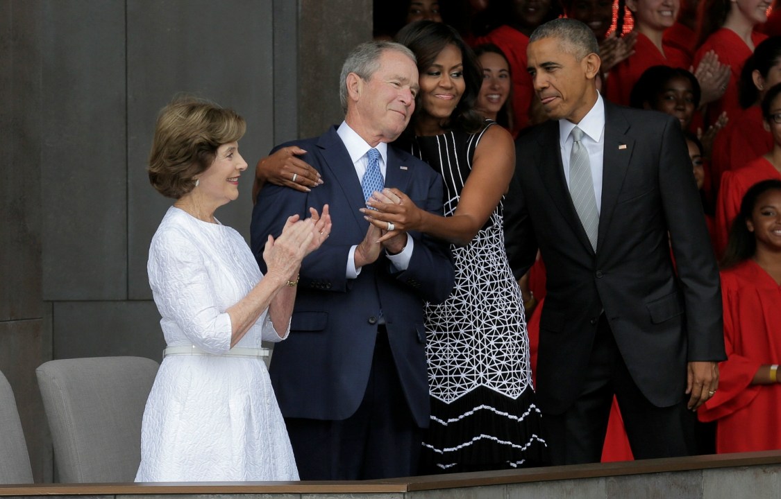 Primeira-dama Michelle Obama e ex-presidente George W. Bush
