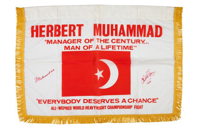Banner de cetim assinado pelos pugilistas Muhammad Ali e Chuck Wepner Signed, em 1990