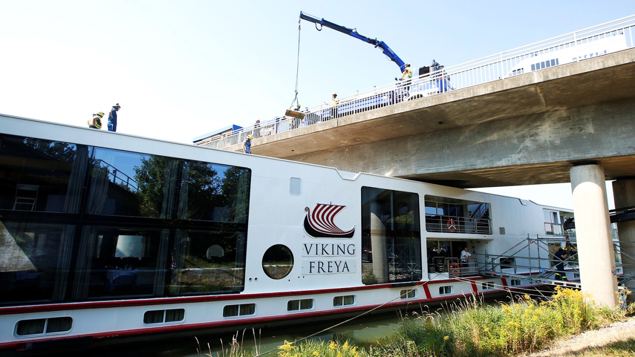 Navio 'Viking Freya' é visto após colidir com uma ponte no Canal Meno-Danúbio, na cidade alemã de Erlangen - 11/09/2016