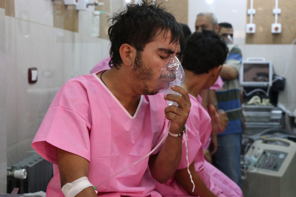 Pacientes recebem tratamento em hospital improvisado após ataque com cloro na cidade de Aleppo, Síria
