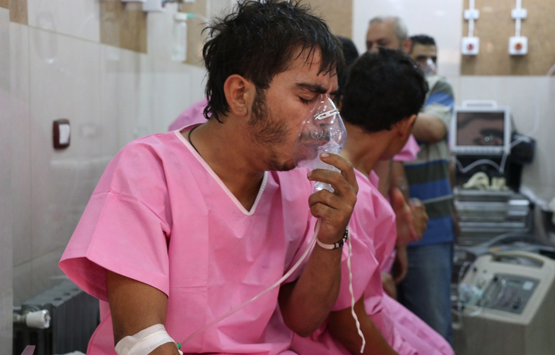 Pacientes recebem tratamento em hospital improvisado após ataque com cloro na cidade de Aleppo, Síria