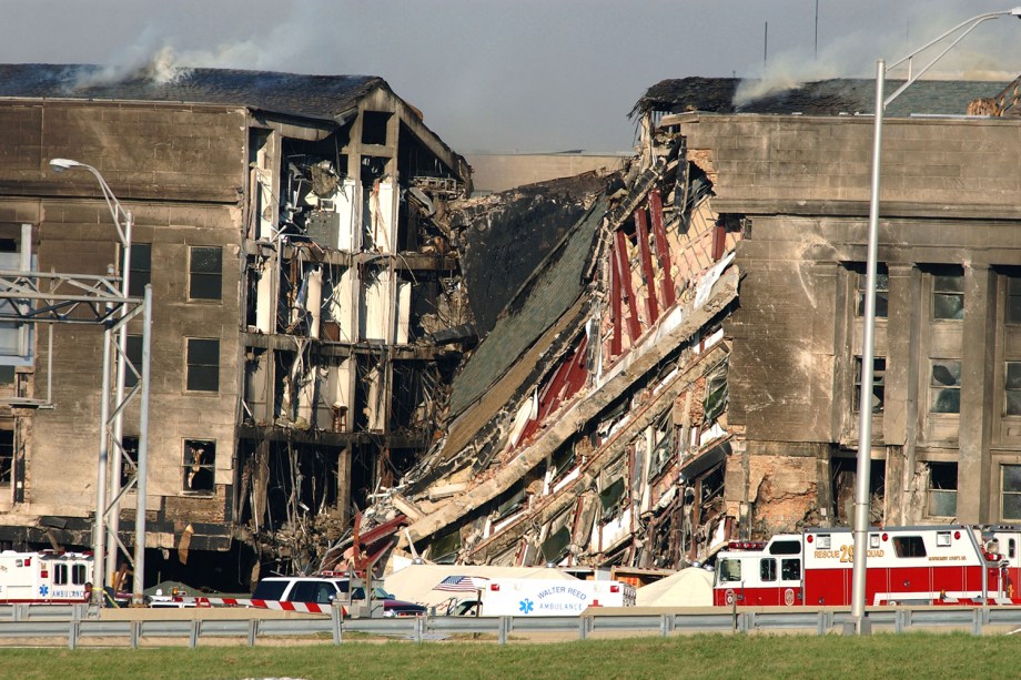 O Boeing 757 se choca com o Pentágono - sede do Departamento de Defesa dos Estados Unidos - localizado no estado da Virgínia. 189 pessoas morreram - 11/09/2001