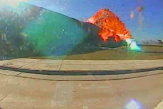 Câmera de segurança mostra o momento em que o Boeing 757, pilotado por terroristas, se choca com o Pentágono