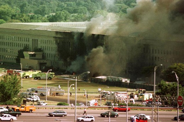 O Boeing 757, pilotado por terroristas, se choca com o Pentágono - sede do Departamento de Defesa dos Estados Unidos - localizado no estado da Virgínia, matando 125 funcionários no prédio e 64 pessoas a bordo da aeronave - 11/09/2001