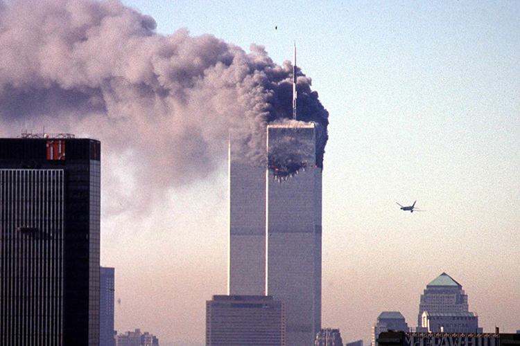 Voo 175 da United Airlines é visto segundos antes de colidir com a Torre Sul do World Trade Center, na Ilha de Manhattan, em Nova York, com 51 passageiros, nove tripulantes e os cinco sequestradores Na manhã do dia 11 de setembro de 2001, dois aviões comerciais foram sequestrados no Aeroporto de Boston por terroristas da Al-Qaeda, e instantes depois atingiram intencionalmente as duas torres do maior complexo comercial do planeta. Nenhum passageiro dos voos sobreviveu