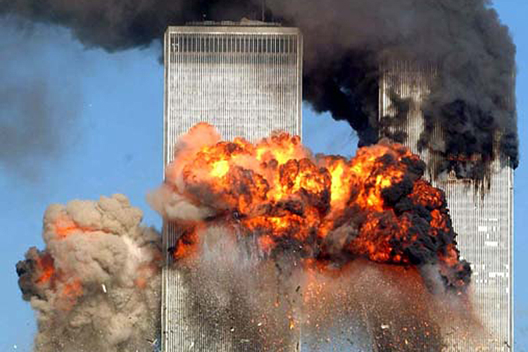Voo 175 da United Airlines  colide com a Torre Sul do World Trade Center, na Ilha de Manhattan, em Nova York, com 51 passageiros, nove tripulantes e os cinco sequestradores a bordo. Na manhã do dia 11 de setembro de 2001, dois aviões comerciais foram sequestrados no Aeroporto de Boston por terroristas da Al Qaeda, e instantes depois atingiram intencionalmente as duas torres do maior complexo comercial do planeta