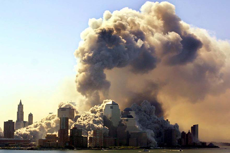 Torre Sul do World Trade Center desaba 57 minutos depois de ataque, na Ilha de Manhattan, em Nova York. Na manhã do dia 11 de setembro de 2001, dois aviões comerciais foram sequestrados no Aeroporto de Boston por terroristas da Al Qaeda, e instantes depois atingiram intencionalmente as duas torres do maior complexo comercial do planeta