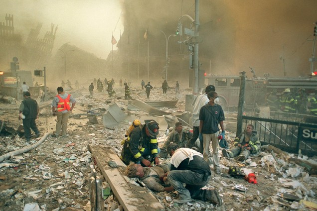 Bombeiros e paramédicos auxiliam feridos após os atentados terroristas ao World Trade Center
