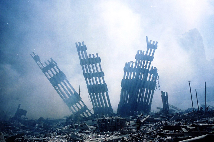 Ruínas do World Trade Center são vistas na Ilha de Manhattan, em Nova York. Na manhã do dia 11 de setembro de 2001, dois aviões comerciais (Voos 11 da American Airlines e 175 da United Airlines) foram sequestrados no Aeroporto de Boston por terroristas da Al-Qaeda, e instantes depois atingiram intencionalmente as duas torres do maior complexo comercial do planeta. Nenhum tripulante dos voos sobreviveu