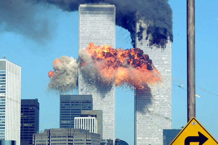 Voo 175 da United Airlines colide com a Torre Sul do World Trade Center, na Ilha de Manhattan, em Nova York, com 51 passageiros, nove tripulantes e os cinco sequestradores a bordo. Na manhã do dia 11 de setembro de 2001, dois aviões comerciais foram sequestrados no Aeroporto de Boston por terroristas da Al Qaeda, e instantes depois atingiram intencionalmente as duas torres do maior complexo comercial do planeta