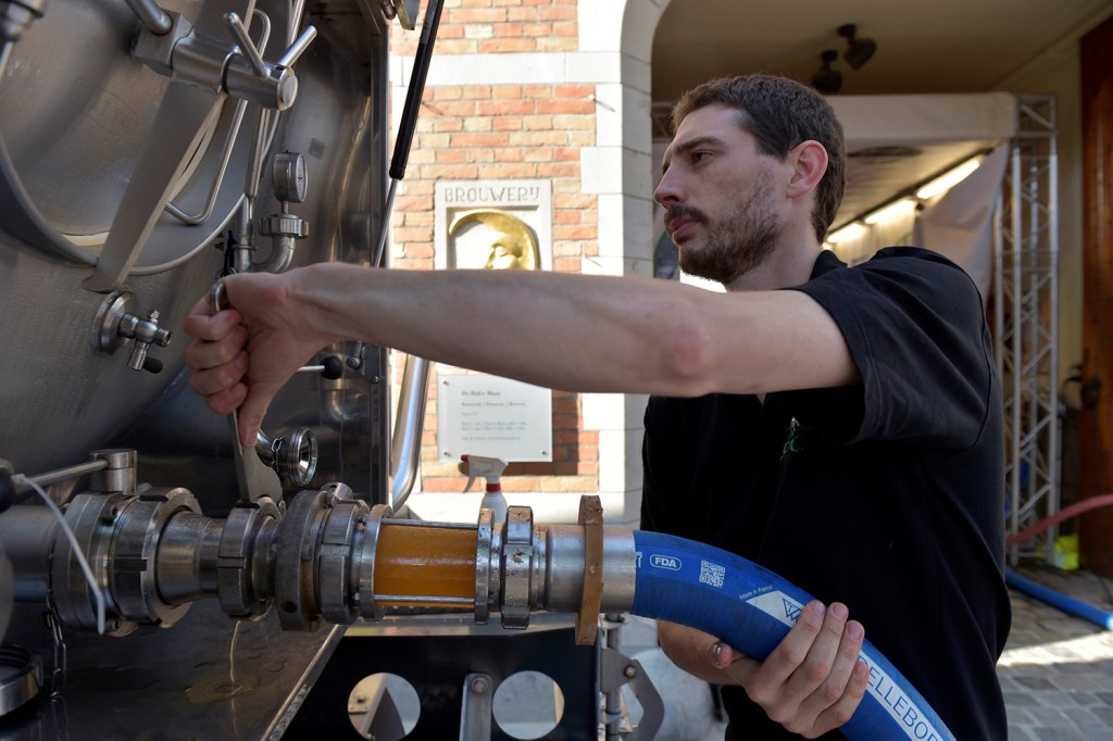 Funcionário abastece caminhão com cerveja através de um duto, o primeiro "cervejoduto" do mundo, na cidade de Bruges, Bélgica