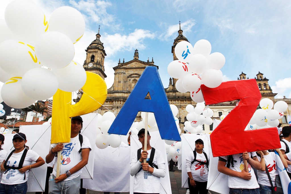 Colombianos formam a palavra 'Paz', em uma praça próxima de uma catedral, na capital Bogotá - 26/09/2016