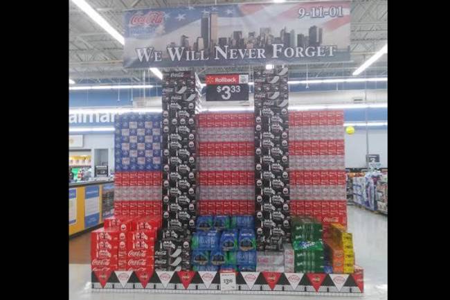 Walmart faz 'homenagem' aos atentados de 11 de setembro com latas de Coca-Cola