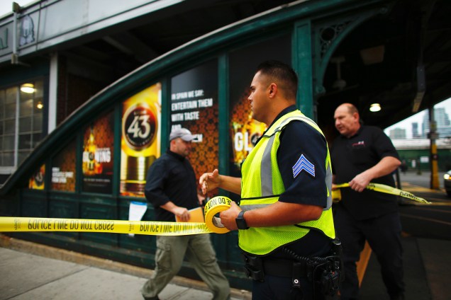 Equipe de emergência isola área próxima da estação de Hoboken, no estado americano de Nova Jersey, onde trem descarrilou e feriu mais de 100 pessoas - 29/09/2016