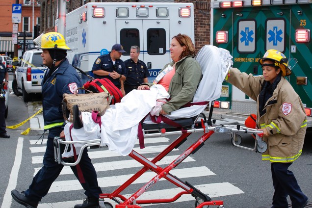 Feridos são retirados de maca da estação de Hoboken, em Nova Jersey, onde trem descarrilou e feriu mais de 100 pessoas - 29/09/2016