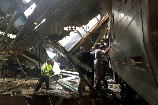 Trem descarrila e deixa feridos em estação de Hoboken, no estado americano de Nova Jersey - 29/09/2016