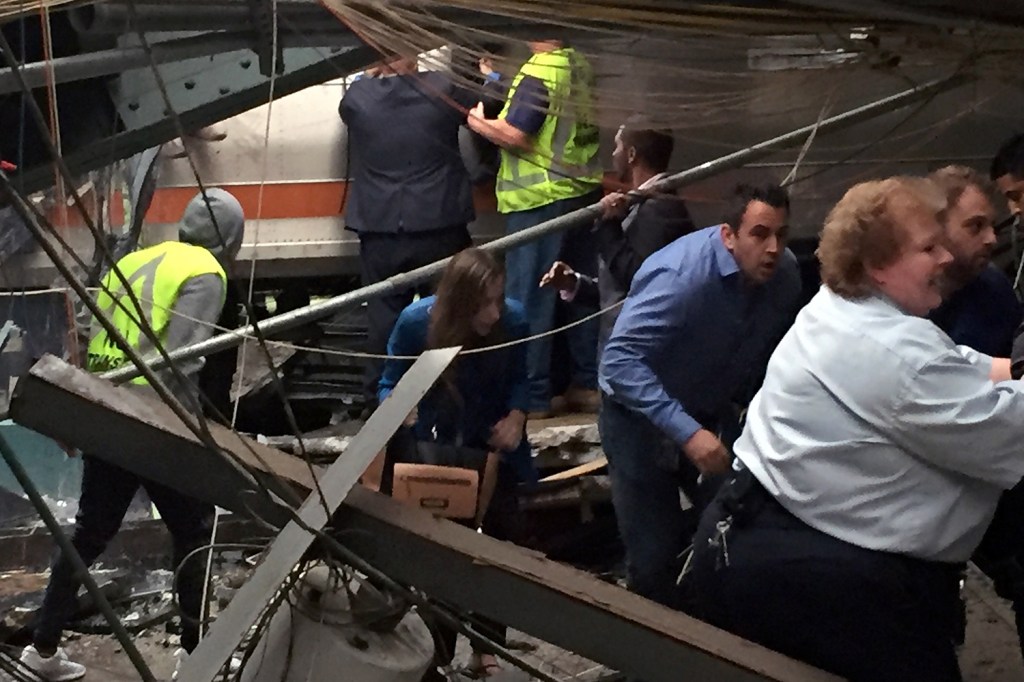 Passageiros são retirados dentro de trem que descarrilou e feriu mais de 100 pessoas em em estação de Hoboken, no estado americano de Nova Jersey - 29/09/2016