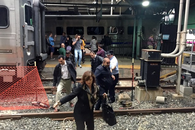 Passageiros são retirados dentro de trem que descarrilou e feriu mais de 100 pessoas em estação de Hoboken, no estado americano de Nova Jersey - 29/09/2016
