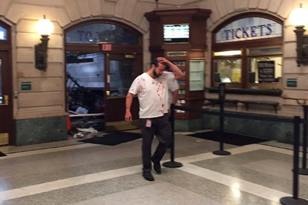 Homem ferido é visto dentro da estação de Hoboken, no estado americano de Nova Jersey, após trem descarrilar e deixa mortos e feridos - 29/09/2016