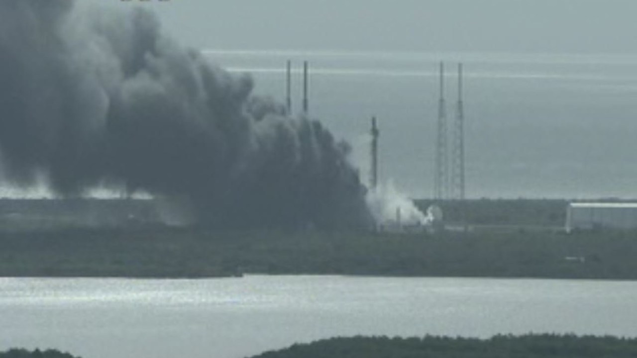 Imagem retirada de um vídeo da Nasa mostra uma explosão ocorrida durante testes no Kennedy Space Center, no Cabo Canaveral, na Flórida (EUA)