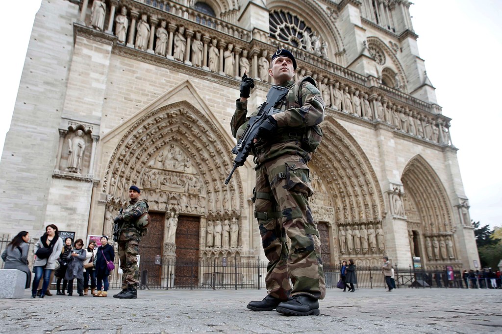 Soldados fazem patrulha na Catedral de Notre Dame, em Paris