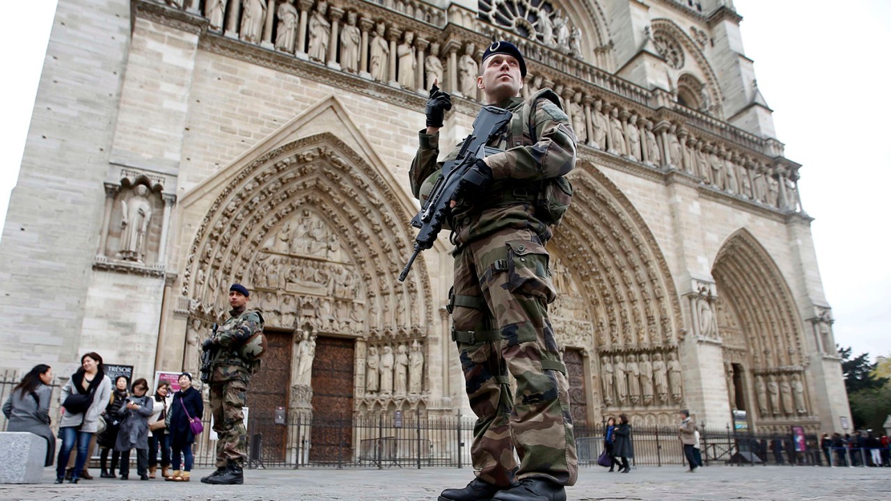 Soldados fazem patrulha na Catedral de Notre Dame, em Paris